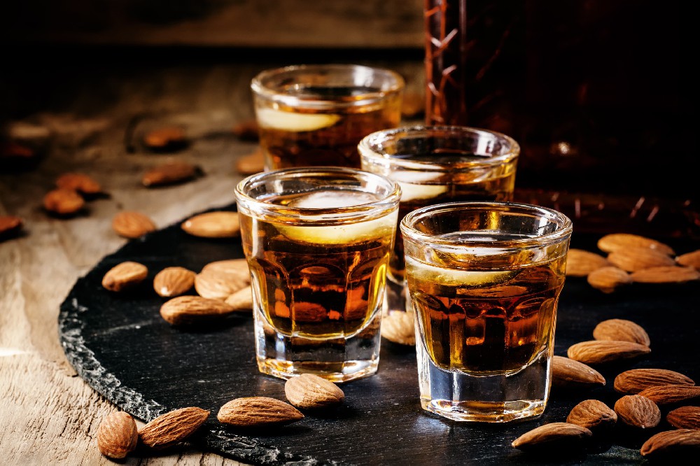 花瓣素材_白兰地,玻璃杯,杏仁,小的,白兰地酒杯,褐色,水平画幅,琥珀,无人,古老的_1473465.jpg